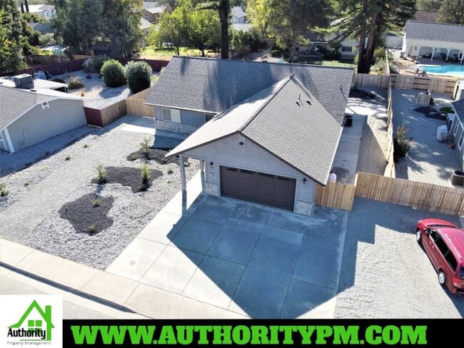 3071 Bedrock Ln in Redding, CA - Building Photo - Building Photo