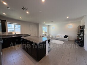 2062 Cottonwood St in Pittsburg, CA - Building Photo - Building Photo