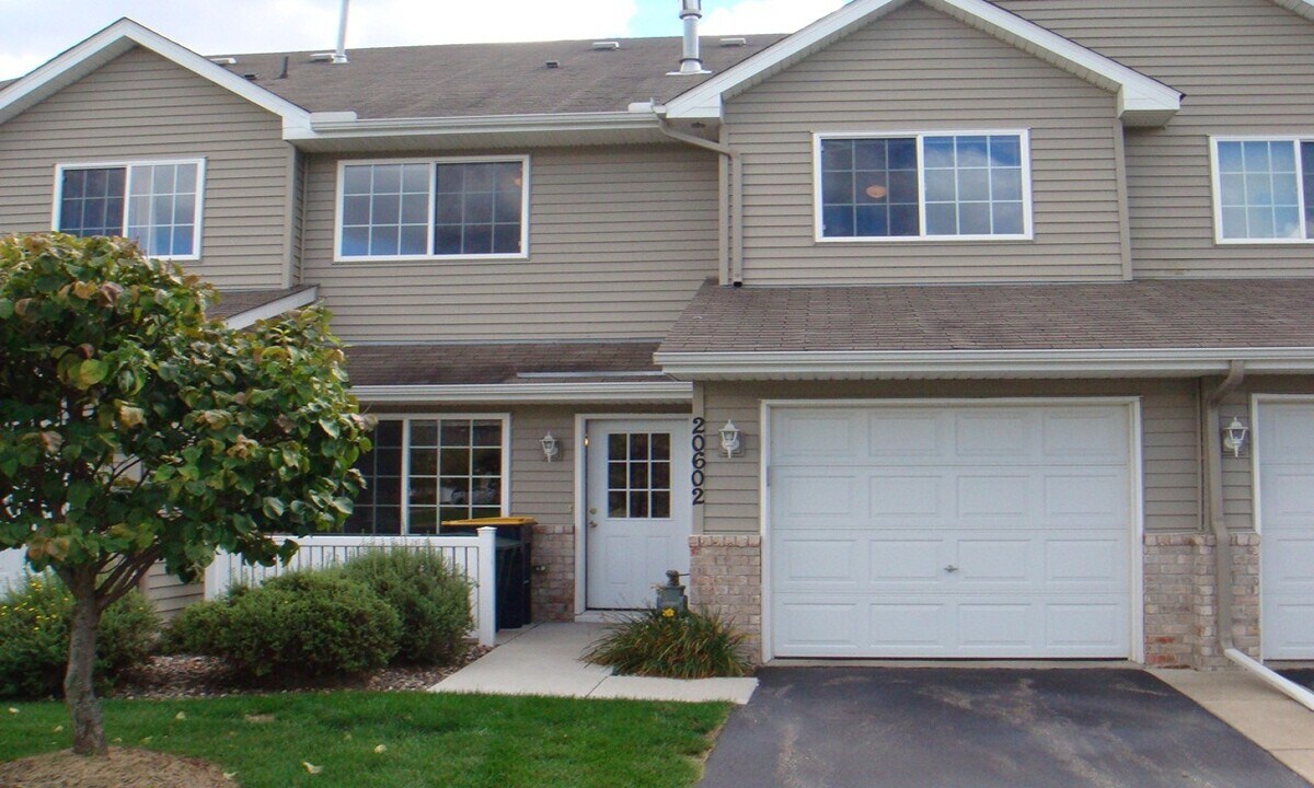 20602 Erin Way in Farmington, MN - Foto de edificio