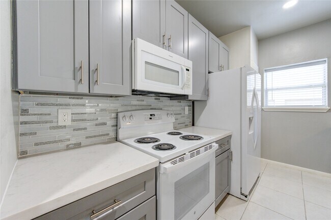 3050 Holly Hall St in Houston, TX - Building Photo - Building Photo