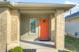 270 Dorchester Dr in Uhland, TX - Building Photo - Building Photo
