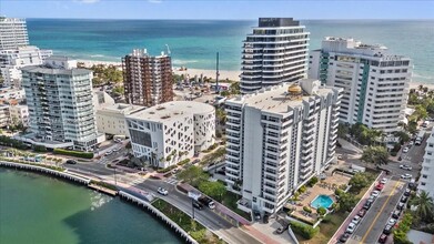 3200 Collins Ave in Miami Beach, FL - Building Photo - Building Photo