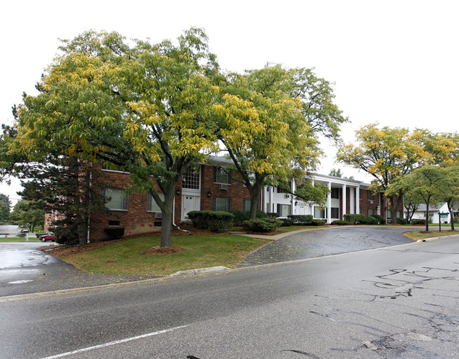 Coolidge Arms in Lansing, MI - Building Photo - Building Photo