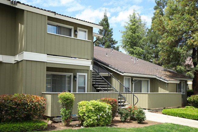 Sierra Meadows Apartments in Fresno, CA - Building Photo - Building Photo