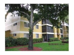 3001 N Oakland Forest Dr, Unit 104 in Oakland Park, FL - Building Photo - Building Photo