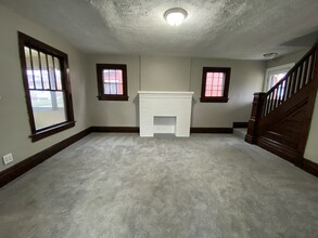 1065 Laurel Ave in Akron, OH - Foto de edificio - Building Photo