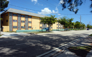 Lakeview Apartments in Miami, FL - Building Photo - Building Photo