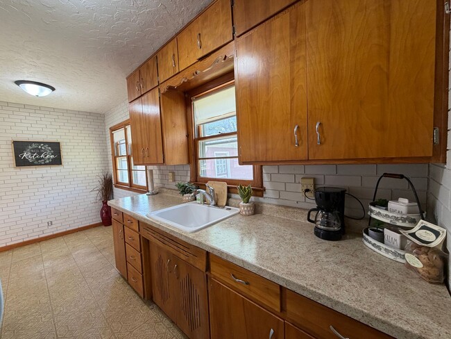 1240 Eleanor Dr in Waterloo, IA - Building Photo - Building Photo