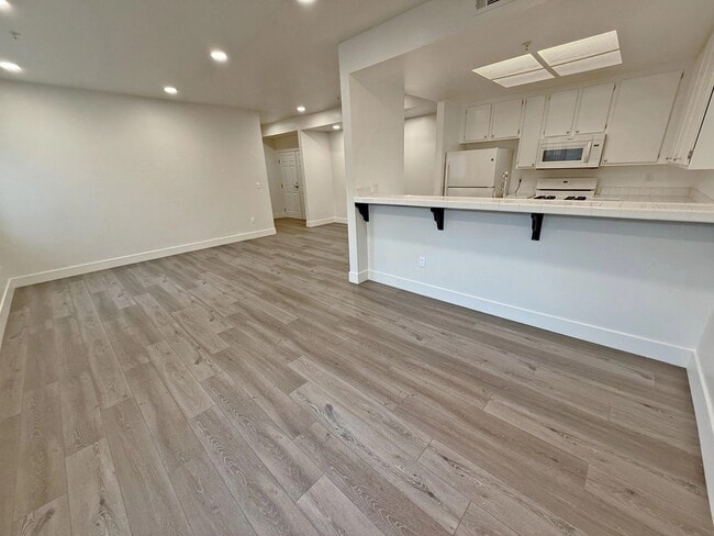 4328 Mammoth Ave, Unit 201 in Los Angeles, CA - Foto de edificio - Building Photo