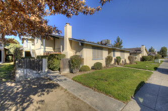 571 W Ashlan Ave in Clovis, CA - Building Photo - Building Photo