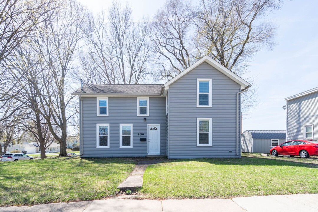 406 W 12th St in Cedar Falls, IA - Building Photo