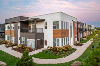 The Daniels at Northern Gateway in Saukville, WI - Foto de edificio - Building Photo