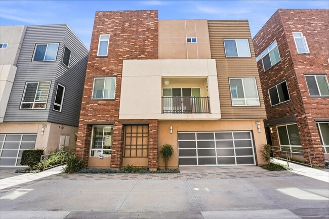 809 Brickyard Ln in Costa Mesa, CA - Building Photo - Building Photo