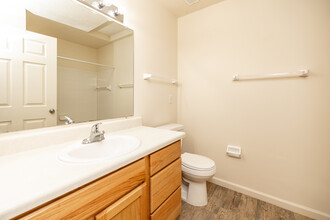 Cross Creek Apartment Homes in Davenport, IA - Building Photo - Interior Photo