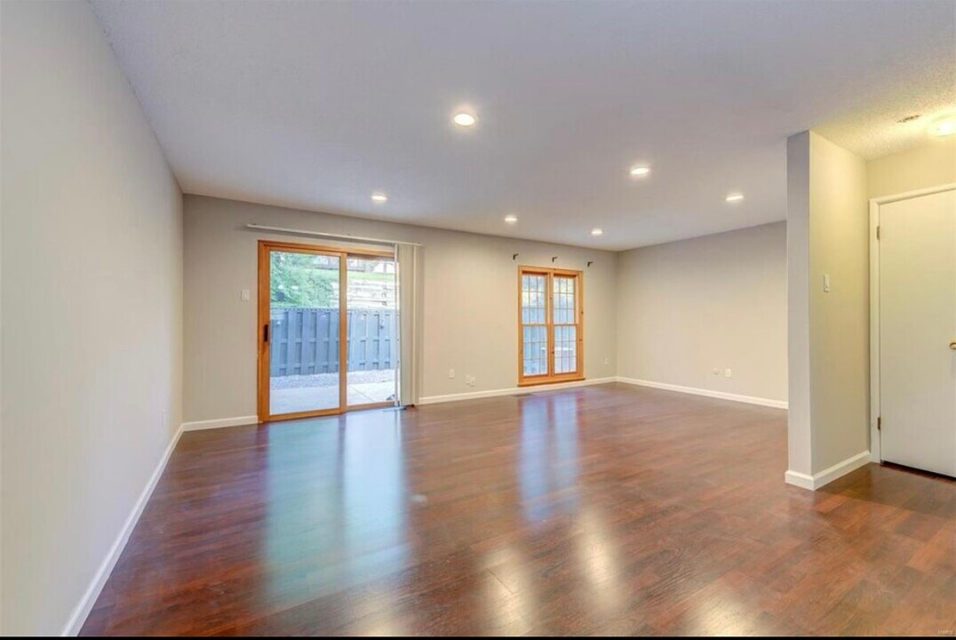 10411 Corbeil Dr in St. Louis, MO - Foto de edificio