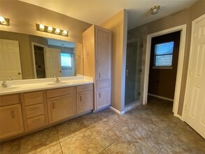 1221 Shadowlake Dr in Sealy, TX - Building Photo - Building Photo