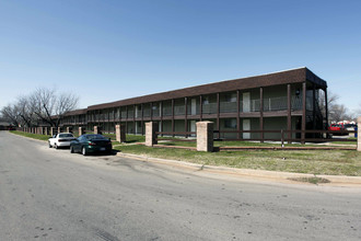 English Village North Apartments in Oklahoma City, OK - Building Photo - Building Photo