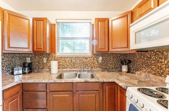 370 NE 159th St in Miami, FL - Building Photo - Building Photo