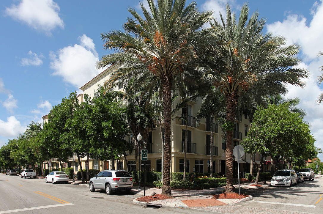 Regent Park At Young Circle in Hollywood, FL - Building Photo