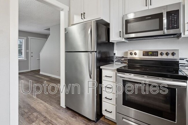 8045 NE Flanders St in Portland, OR - Foto de edificio - Building Photo