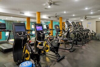 Reveal in Woodland Hills, CA - Foto de edificio - Building Photo