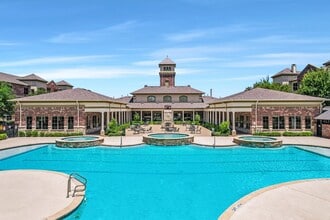 Crest Manor in Lewisville, TX - Foto de edificio - Building Photo