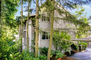 3005 127th Plz SE, Unit B-21 in Bellevue, WA - Building Photo