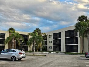 8075 SW 107th Ave in Miami, FL - Building Photo - Building Photo