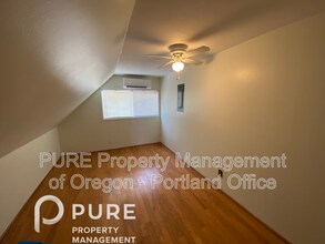 10321 NE Oregon St in Portland, OR - Building Photo - Building Photo