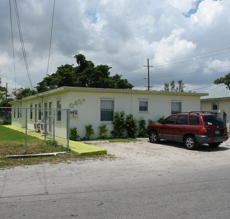 645-647 NW 13th Ter in Fort Lauderdale, FL - Building Photo