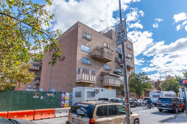 55-57 Franklin Ave in Brooklyn, NY - Foto de edificio - Building Photo