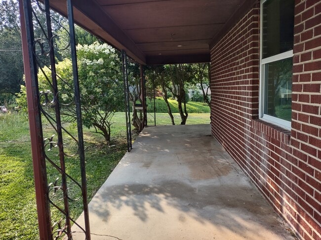 161 S Pine St in Toccoa, GA - Foto de edificio - Building Photo