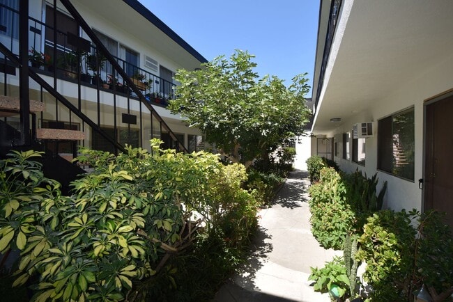 849 N McCadden Pl in Los Angeles, CA - Foto de edificio - Building Photo