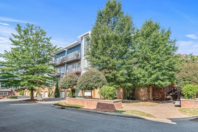 property at 2200 Lyndhurst Ave