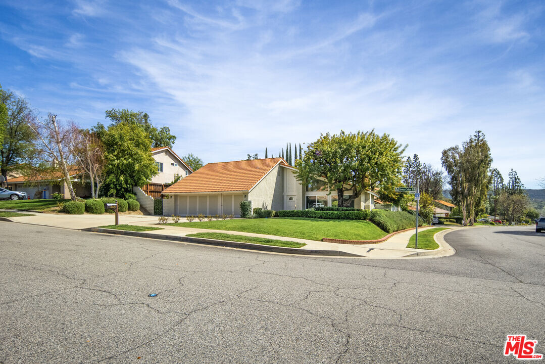 22634 Town Crier Rd in Calabasas, CA - Building Photo