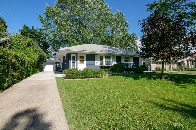 1404 Saunders Crescent in Ann Arbor, MI - Building Photo - Building Photo