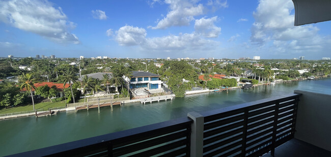 9800 W Bay Harbor Dr, Unit 710 in Bay Harbor Islands, FL - Foto de edificio - Building Photo