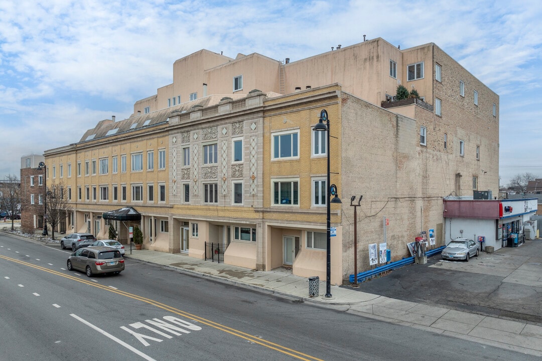 One Atrium Court in Berwyn, IL - Building Photo