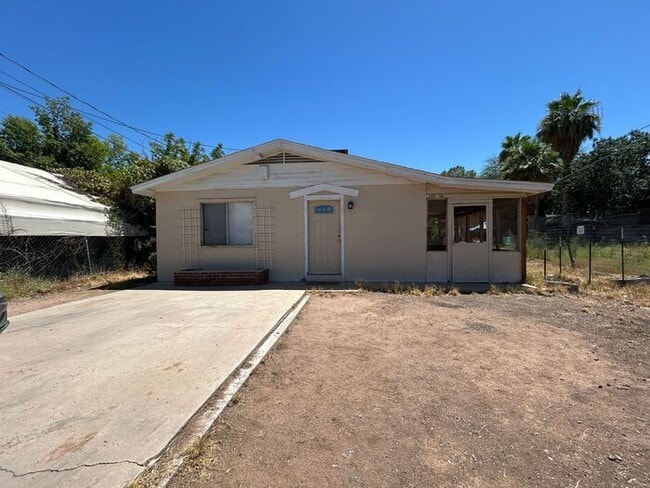property at 904 1/2 S Wilson St