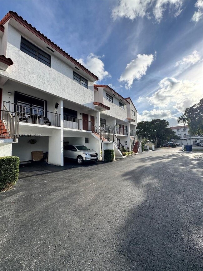 421 Swallow Dr in Miami Springs, FL - Building Photo - Building Photo