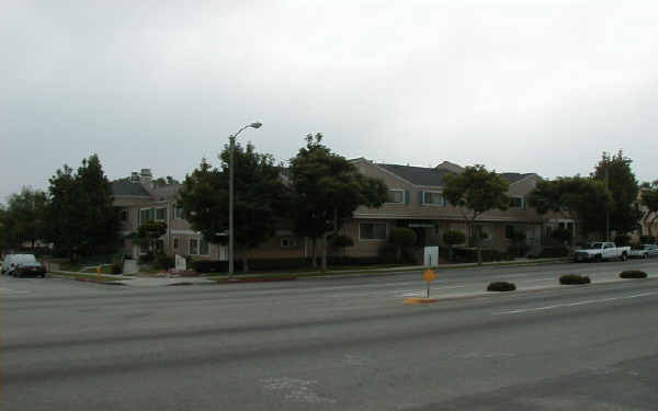 Redondo Townhomes in Lawndale, CA - Foto de edificio