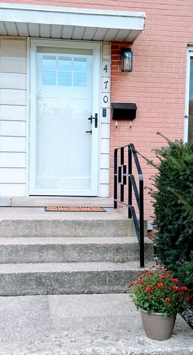 470 E Vallette St in Elmhurst, IL - Foto de edificio
