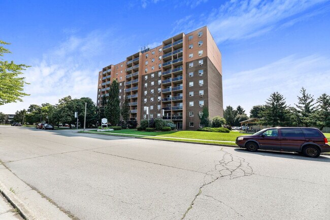 Confederation Place Apartments in St Thomas, ON - Building Photo - Building Photo