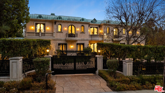 1021 N Crescent Dr in Beverly Hills, CA - Building Photo - Building Photo
