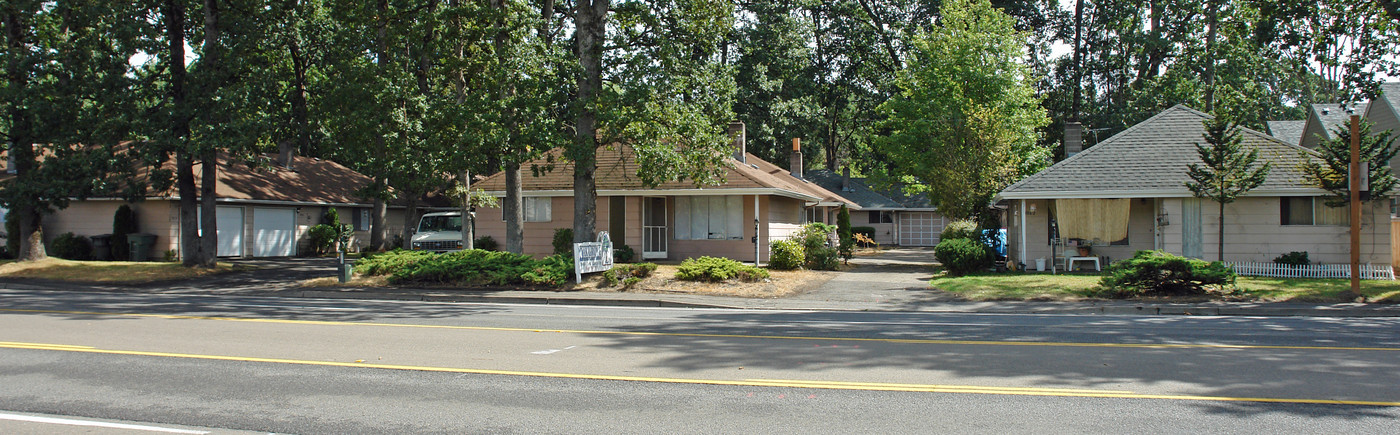 Oakgrove Village in Salem, OR - Building Photo