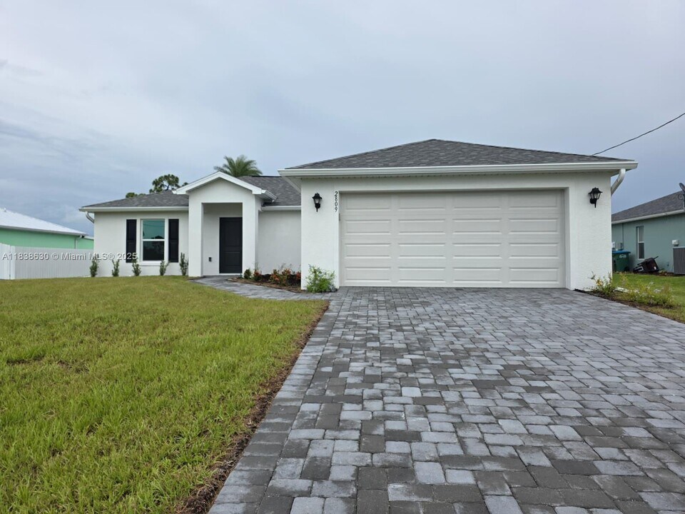 2809 NW 22nd Ave in Cape Coral, FL - Building Photo