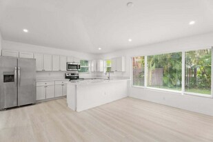 121 S Lake Dr in Lantana, FL - Building Photo