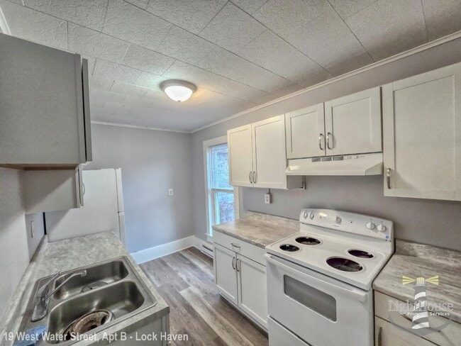 19 E Water St in Lock Haven, PA - Foto de edificio - Building Photo