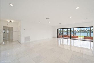 1180 Bay Dr in Miami Beach, FL - Foto de edificio - Building Photo