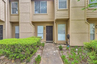 1500 Sandy Springs Rd in Houston, TX - Building Photo - Building Photo